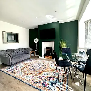  Holiday home Sophisticated With Beautiful & Large Garden